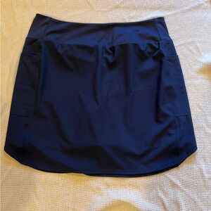 Skort. Navy blue. Side pockets. Stretch fabric.